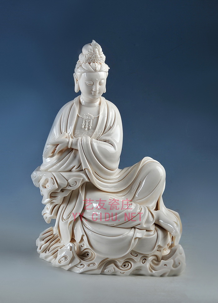 连紫华《倚岩持经观音》限量80(28x15x38)sy.jpg 连紫华《倚岩持经观音》限量80(28x15x38)sy.jpg