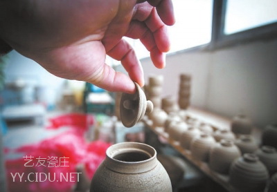 德化老龙窑：杨振树创作的双面壶盖手工茶壶。.jpg